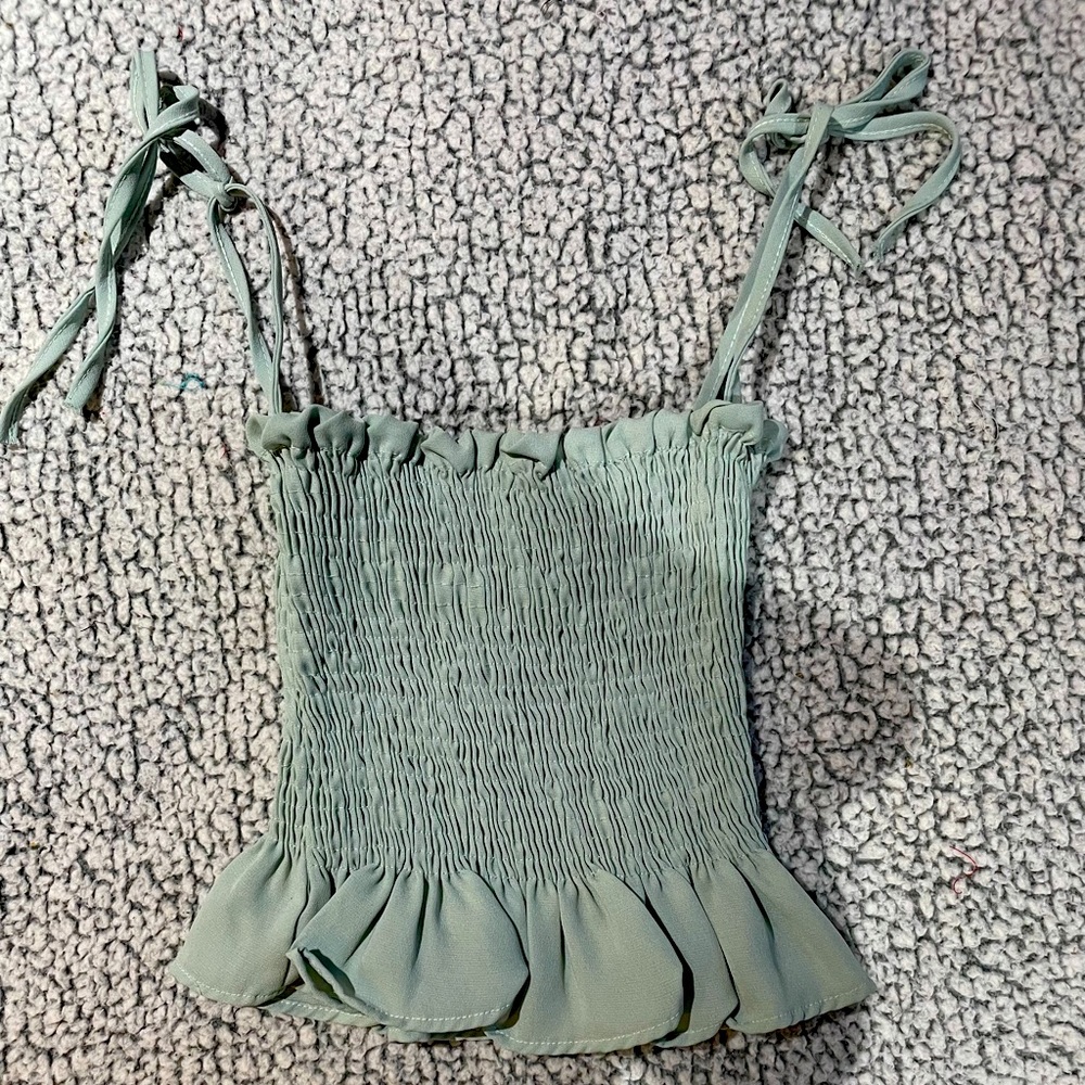 Light green spaghetti trap stretchy top
